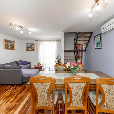 Σπίτι διακοπών Amazing Home In Seget Donji With Wifi Τρογκίρ