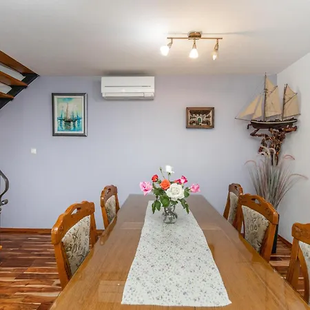 Σπίτι διακοπών Amazing In Seget Donji With Wifi Τρογκίρ