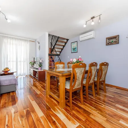 Prázdninový dům Cozy In Seget Donji Trogir